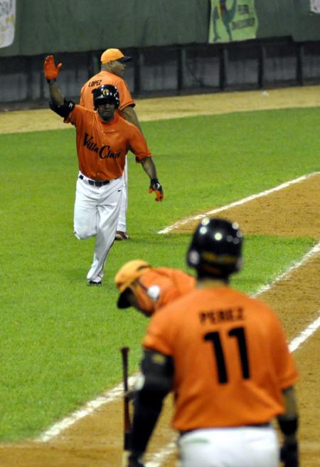 Jonrón de Ariel Borrero