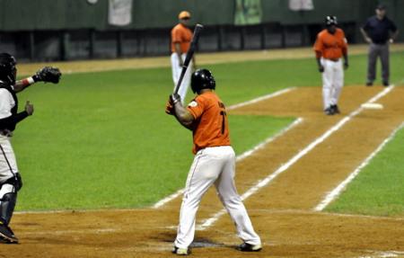 Base por bolas intencional a Yuniet Flores