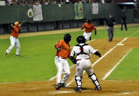 Danel Castro y Ariel Pestano anotan las segunda y tercera carreras para el conjunto naranja