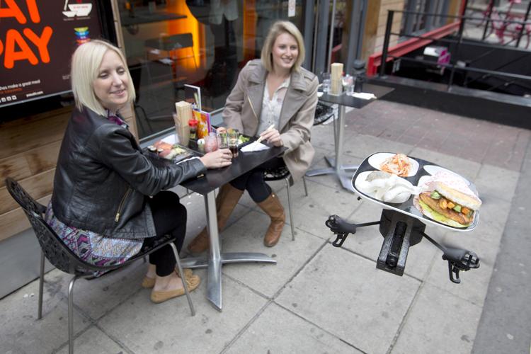 Bandejas voladoras en un restaurante de Londres