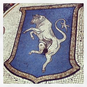 Toro de Torino en el suelo de la galería