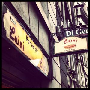 Carteles a la entrada de Luini