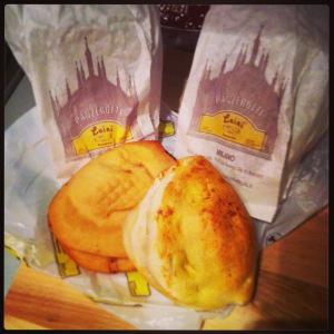 Un panzerotto frito y otro al horno