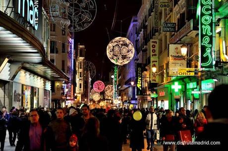 Calle Preciados de noche en Madrid