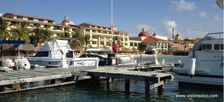 Embarcadero en la costa - Fuente www.visitmexico.com Urbanización en el borde de Cancún, México