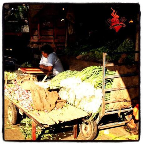 Cebolla larga y rábanos en el mercado de Lo Valledor