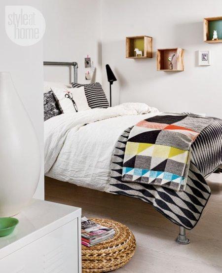 interiores de pisos pequeños Eames Plastic Chair DSW de Vitra diseño nórdico escandinavo decoración pisos pequeños decoración muebles de ikea decoración Estilo y funcionalidad decoración en blanco madera roble claro decoración diseño de interiores nórdico escandinavo decoración apartamentos 50 metros CH24 Wishbone de Wegner para Carl Hansen 