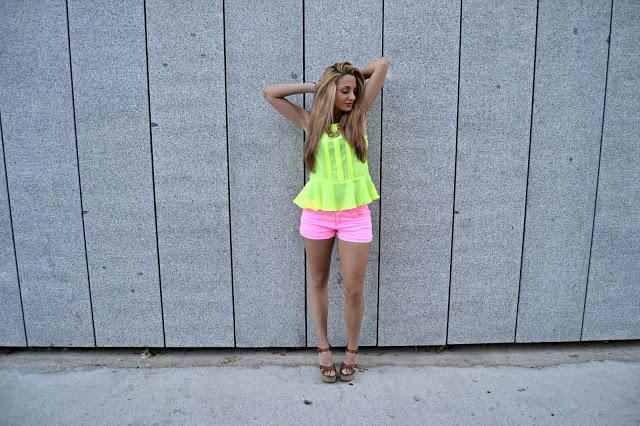 SUMMERY COLORS MAKE ME SMILE Buenos días!!! Pasamos de un...