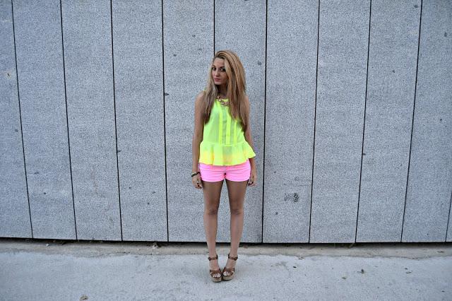 SUMMERY COLORS MAKE ME SMILE Buenos días!!! Pasamos de un...