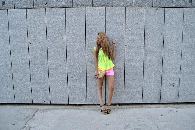 SUMMERY COLORS MAKE ME SMILE Buenos días!!! Pasamos de un...