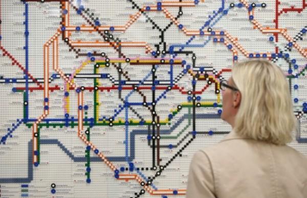 lego london underground tubo mapa aniversario creatividad exterior ambient marketing 3