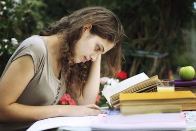 chica estudiando para su examen