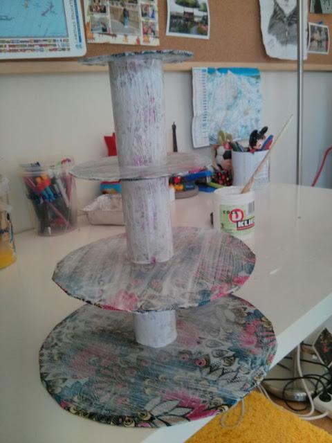 Expositor cupcake con Decopatch