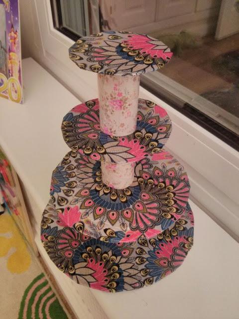 Expositor cupcake con Decopatch