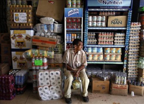 Venezuela acumula en los cinco primeros meses una inflación de 19,4 %, una cifra alta incluso para Venezuela -donde en todo 2012 los precios subieron un 20,1 %. EFE/Archivo