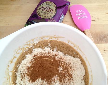 recetas sin mantequilla leche postres recetas sanas postres bizcochos recetas rapidas de postres recetas fáciles pastel plátano canela nuez moscada recetas delikatissen recetas de bizcochos cafés y meriendas Receta de Bizcocho de plátano con azúcar muscovado postres muy fáciles y rápidos bizcocho frutas plátano sin mantequilla 