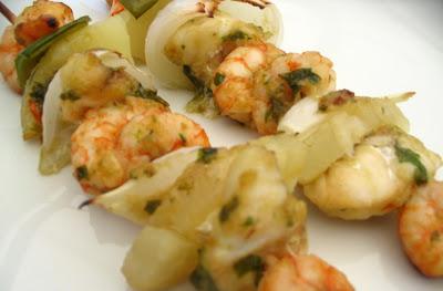 SOPA FRÍA DE APIO Y MANZANA VERDE / BROCHETAS DE RAPE Y GAMBAS