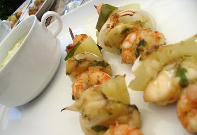 SOPA FRÍA DE APIO Y MANZANA VERDE / BROCHETAS DE RAPE Y GAMBAS