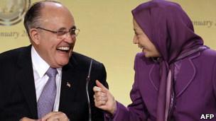 Maryam Rajavi del MEK con Rudolph Giuliani