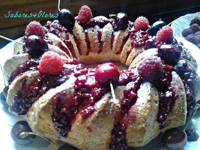 BIZCOCHO PASIEGO CON FRAMBUESAS Y CEREZAS BIZCOCHO PASIEGO CON FRAMBUESAS Y CEREZAS