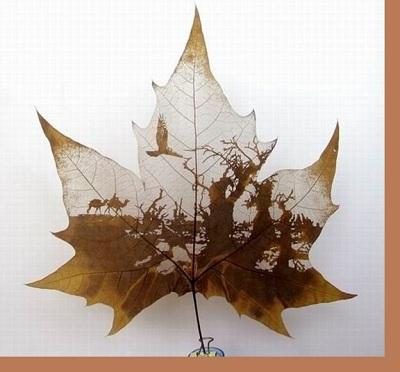 Tallando hojas naturales.