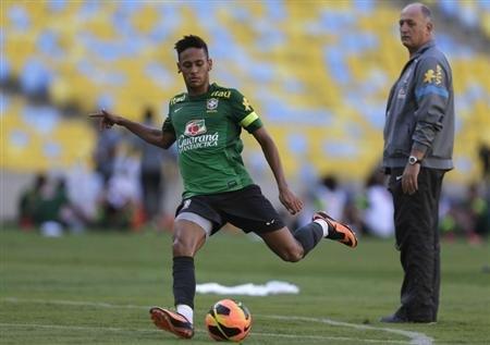 Neymar debe aprender a jugar en equipo, dice el técnico brasileño Scolari