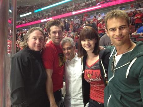 FOTOS: Amy, Christian y Theo en el juego de los Blackhawks en Chicago