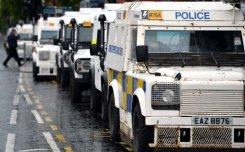 Vehículos blindados de la policía en Belfast, este 15 de junio de 2013, en una manifestación con pancartas anti-G8.