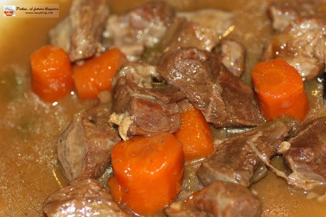 Arroz intenso de carne guisada previamente. Receta de aprovechamiento