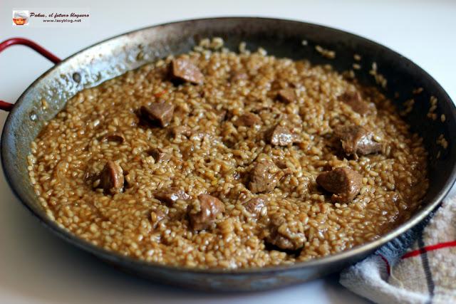 Arroz intenso de carne guisada previamente. Receta de aprovechamiento