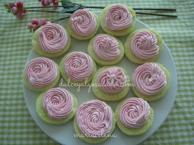 Macarons con crema de mantequilla con frutas del bosque.