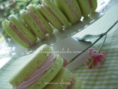 Macarons con crema de mantequilla con frutas del bosque.