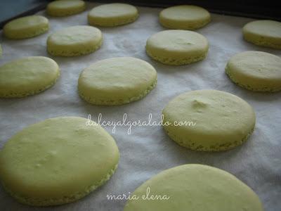 Macarons con crema de mantequilla con frutas del bosque.