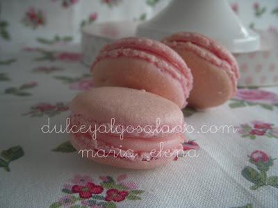 Macarons con crema de mantequilla con frutas del bosque.