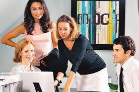 Mujeres trabajando en internet