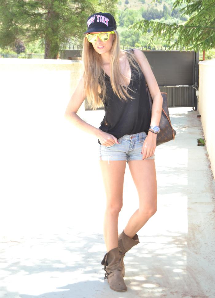 Snapback cap and neon sunnies