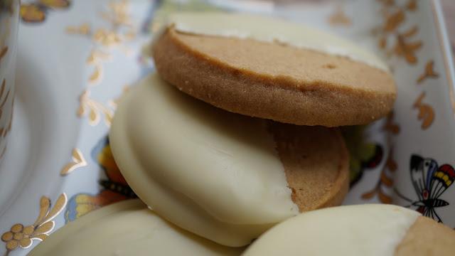 Galletas de limon con cobertura de chocolate blanco