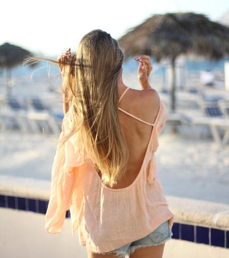 Open back top fashion blogger in Bahamas