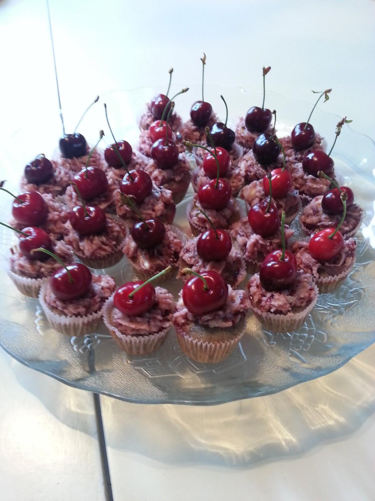 Cup Cakes de naranja y cereza con chocolate blanco