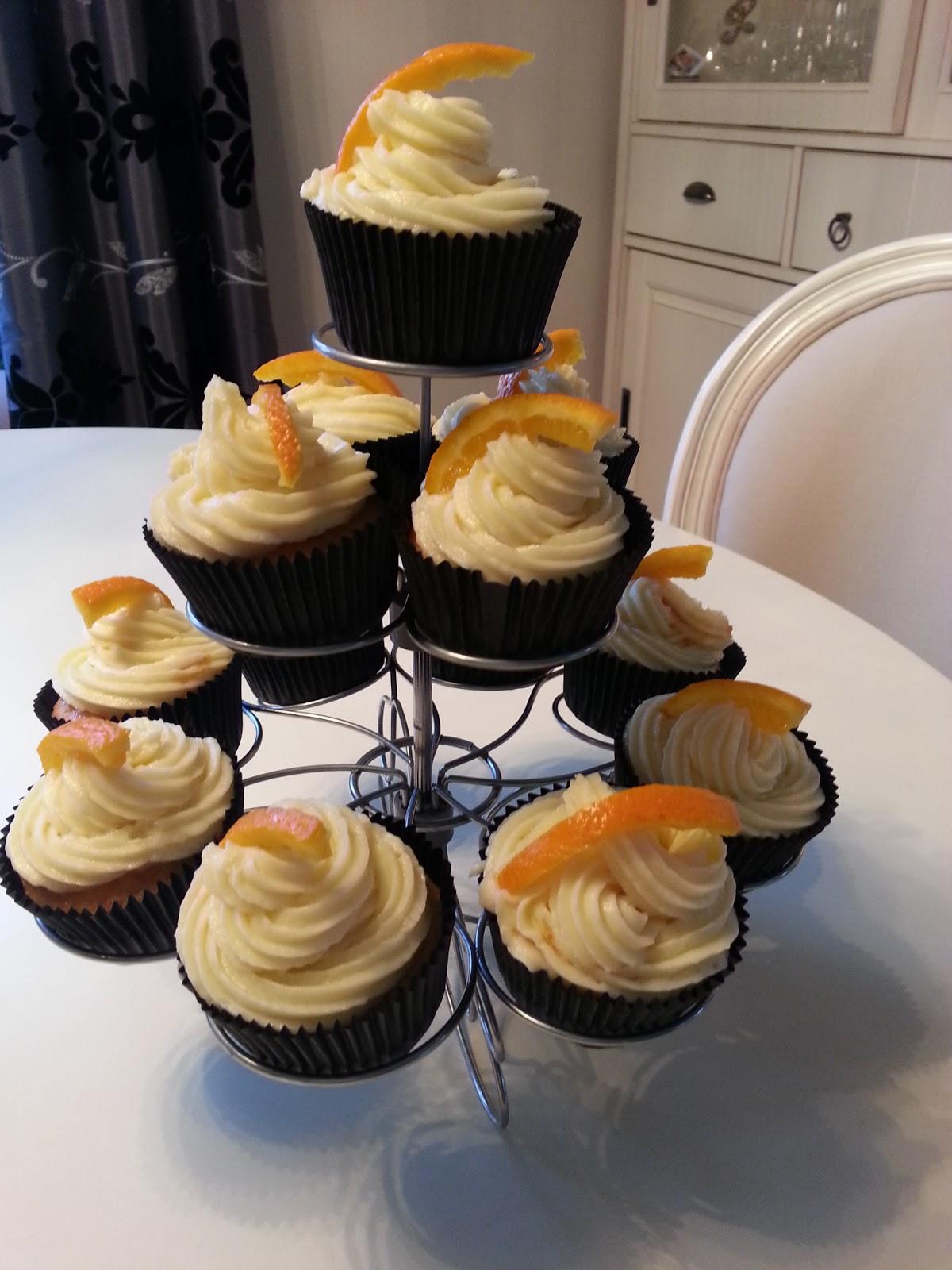 Cup Cakes de naranja y cereza con chocolate blanco