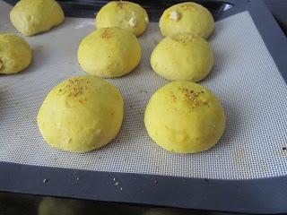 Panecillos de chocolate blanco al aroma de naranja y azafrán