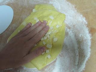 Panecillos de chocolate blanco al aroma de naranja y azafrán