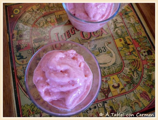 Helado de Yogur y Fresa con Mermelada de Fresa y Cardamomo
