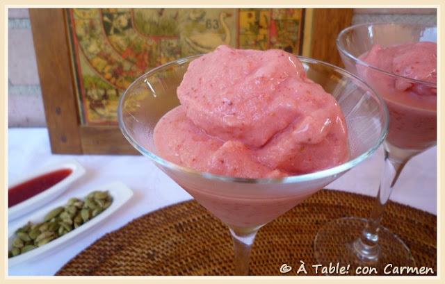 Helado de Yogur y Fresa con Mermelada de Fresa y Cardamomo