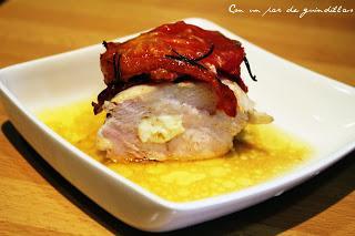 Pechuga de pollo rellena de queso con guarnición de tomate asado