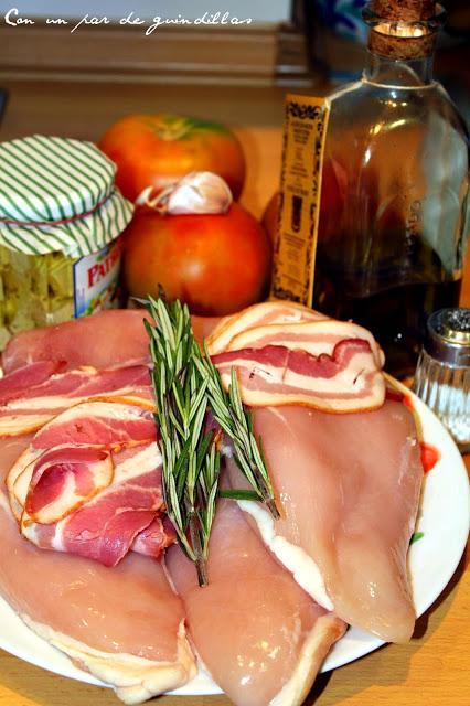 Pechuga de pollo rellena con guarnición de tomate asado