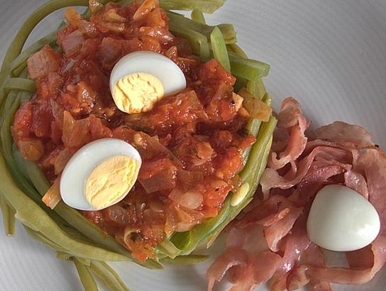 Nidos de judías verdes con tomate al estragón y huevos de codorniz