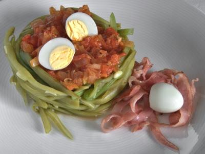 Nidos de judías verdes con tomate al estragón y huevos de codorniz
