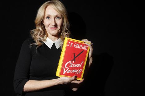 J.K Rowling presentando su nuevo libro.