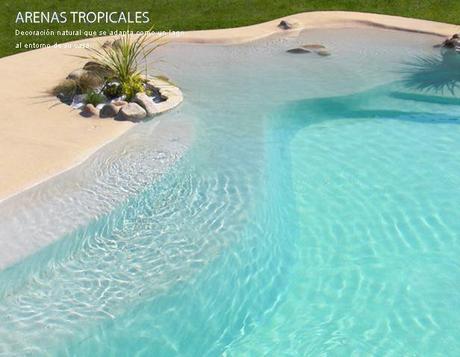 piscina con arena tropical